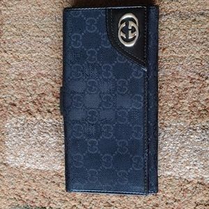 Gucci bi- fold wallet